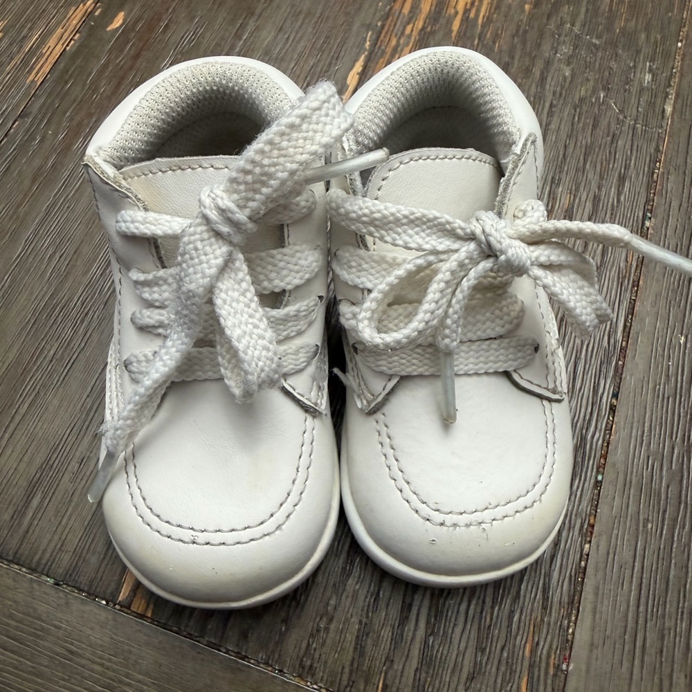 Shoe Dept. Collection Baby Sz. 3 wide Classic White Lace Ankle Shoe. Cute